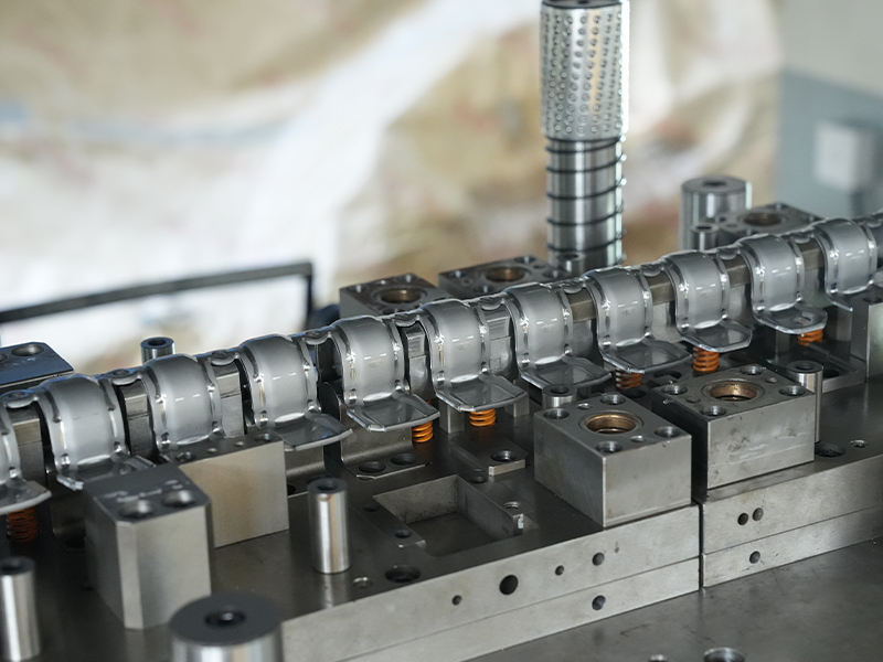 Ce se întâmplă într -o fabrică pentru a face piese de ștampilare metalică?